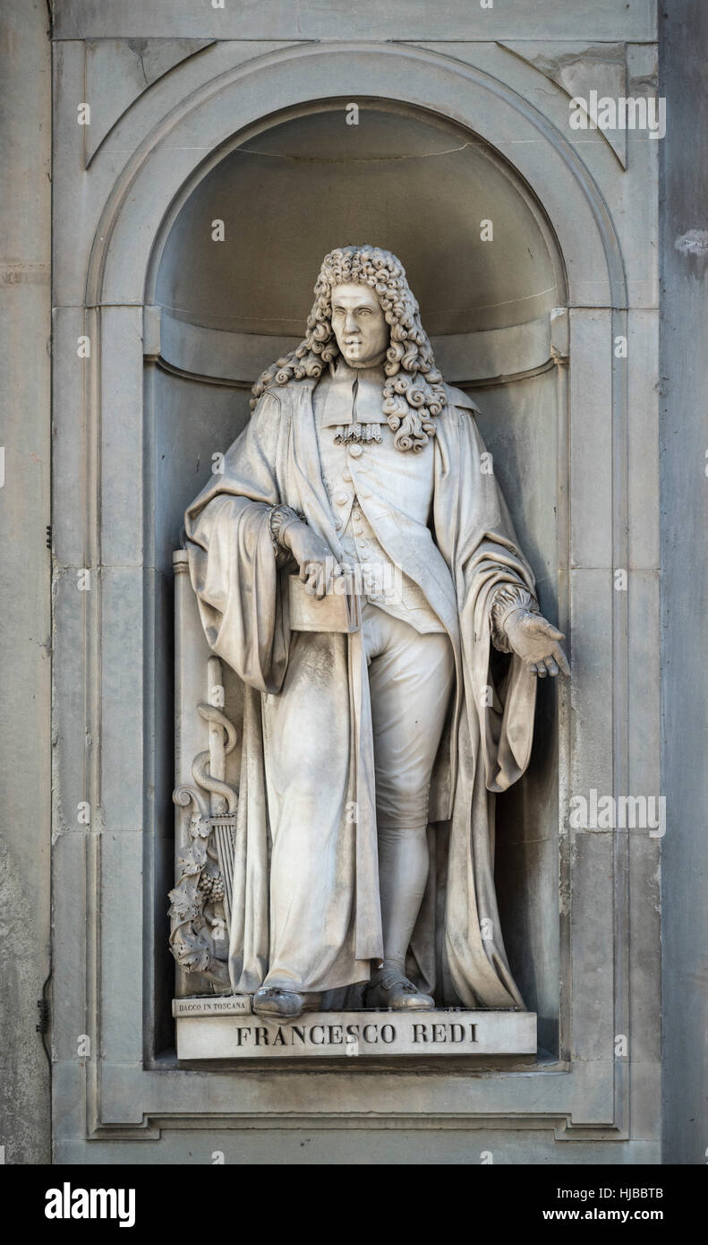 Florence. L'Italie. Statue de Francesco Redi (1626-1697), médecin italien, biologiste, naturaliste et poète, Galerie des Offices. Banque D'Images
