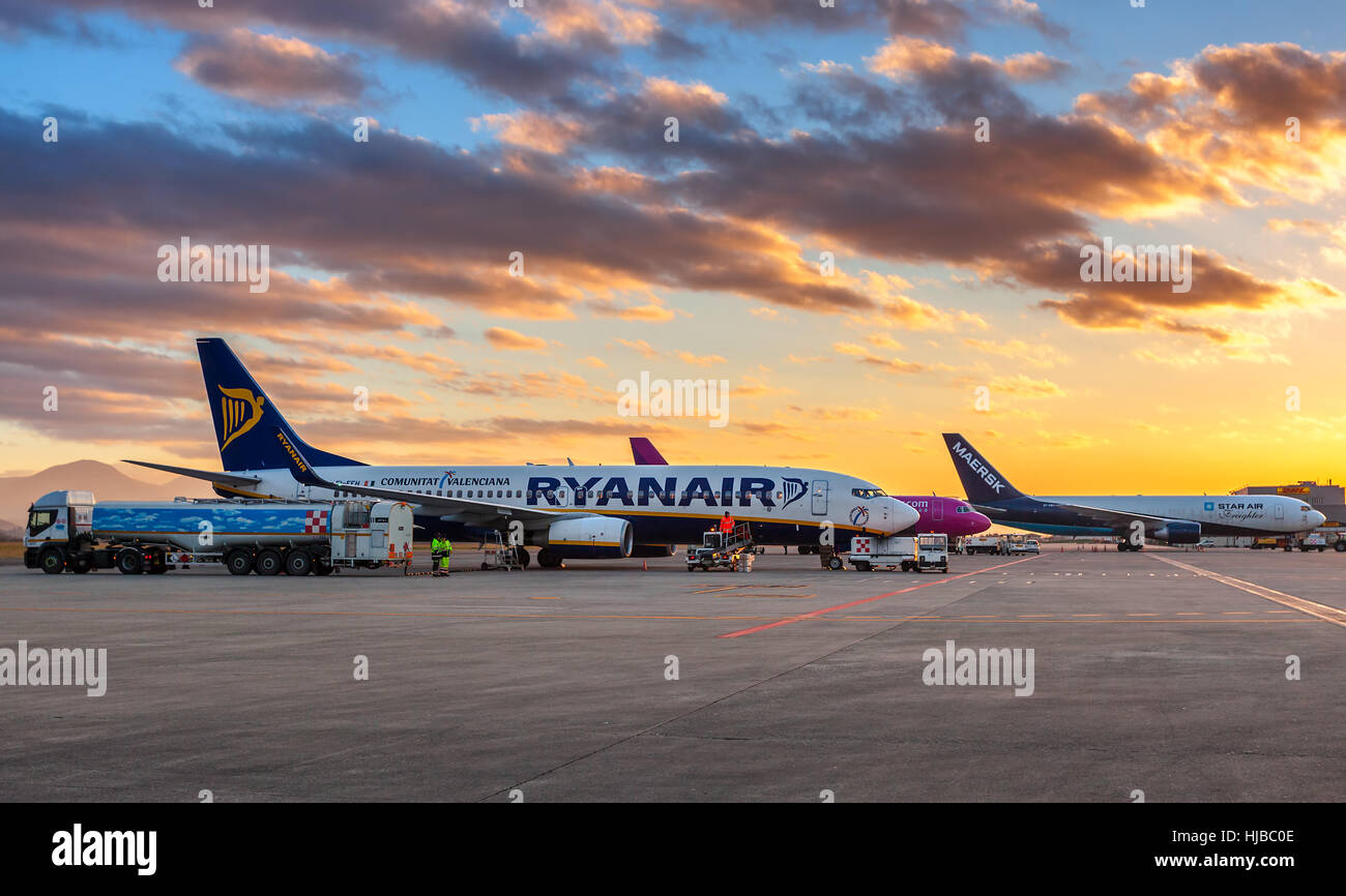 Avion de Ryanair sur le parking sous beau ciel au matin de l'Aéroport International d'Orio al Serio. Banque D'Images