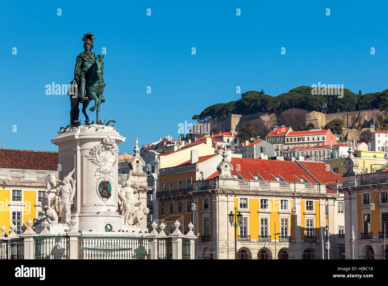 Statue en bronze du Roi Jose sur le cheval aussi vieux maisons colorées sur l'arrière-plan sous ciel bleu à la place du Commerce à Lisbonne, Portugal. Banque D'Images