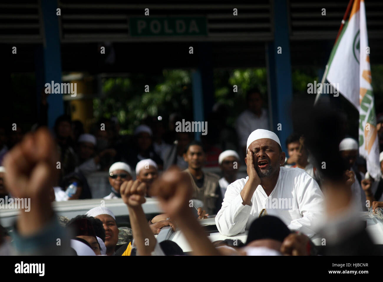 Jakarta, Indonésie. 23 Jan, 2017. Des milliers de Musulmans ont tenu une manifestation devant le siège de la Police métropolitaine de Jakarta, comme un soutien à leur Imam Habib Rizieq Syihab qui subit l'examen par la police de Jakarta. Rizieq Syihab examinés comme des témoins ont rapporté, liées à sa déclaration qui appelle sur le logo rectoverso dernière série de billets de l'Indonésie publié par la Banque d'Indonésie, ressemble au symbole de la faucille et du marteau communistes qui sont illégales. Credit : Tubagus Aditya Irawan/Pacific Press/Alamy Live News Banque D'Images