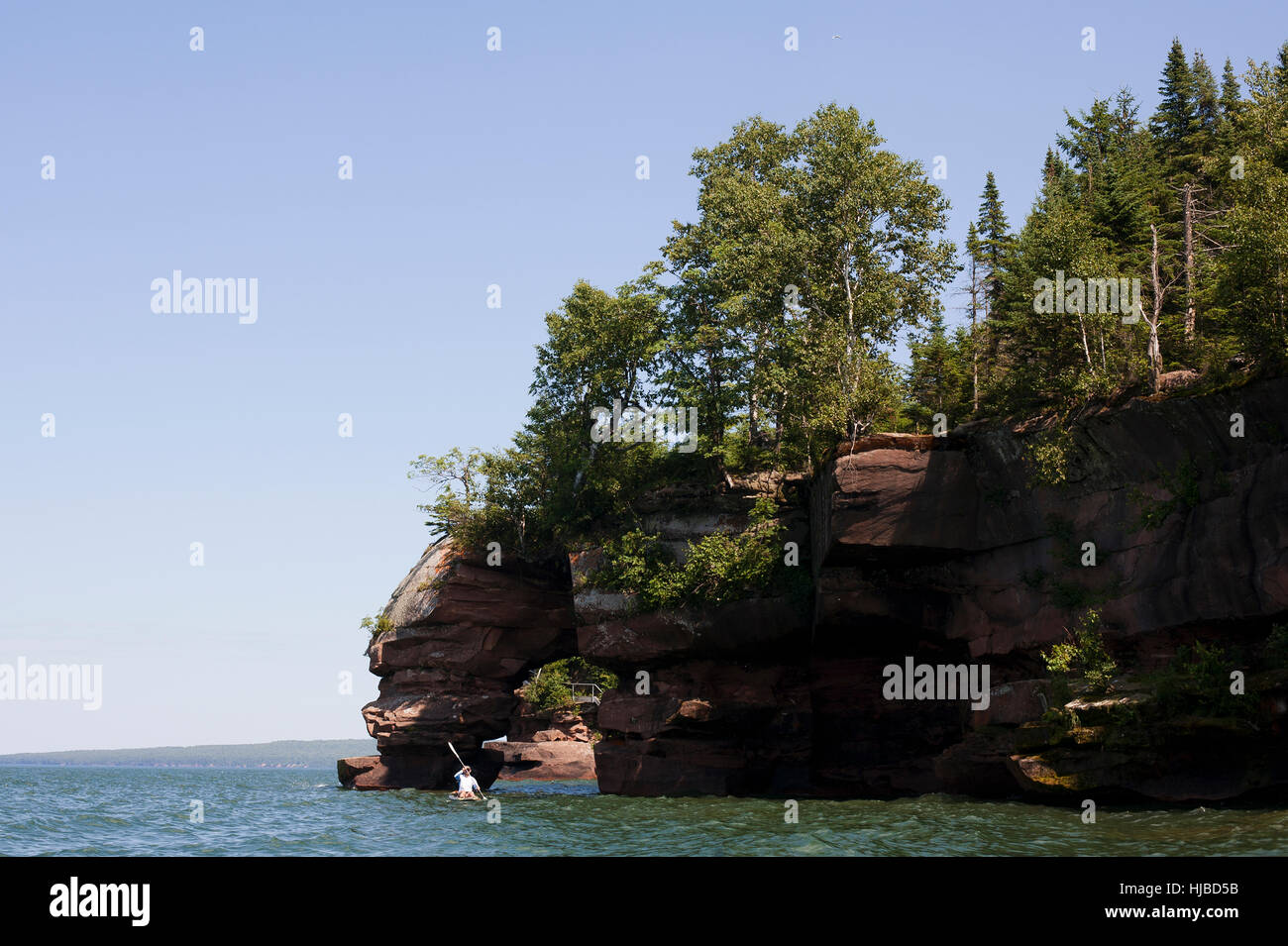 Homme kayak sur le lac Supérieur, Îles Apostle National Lakeshore, Wisconsin, États-Unis Banque D'Images