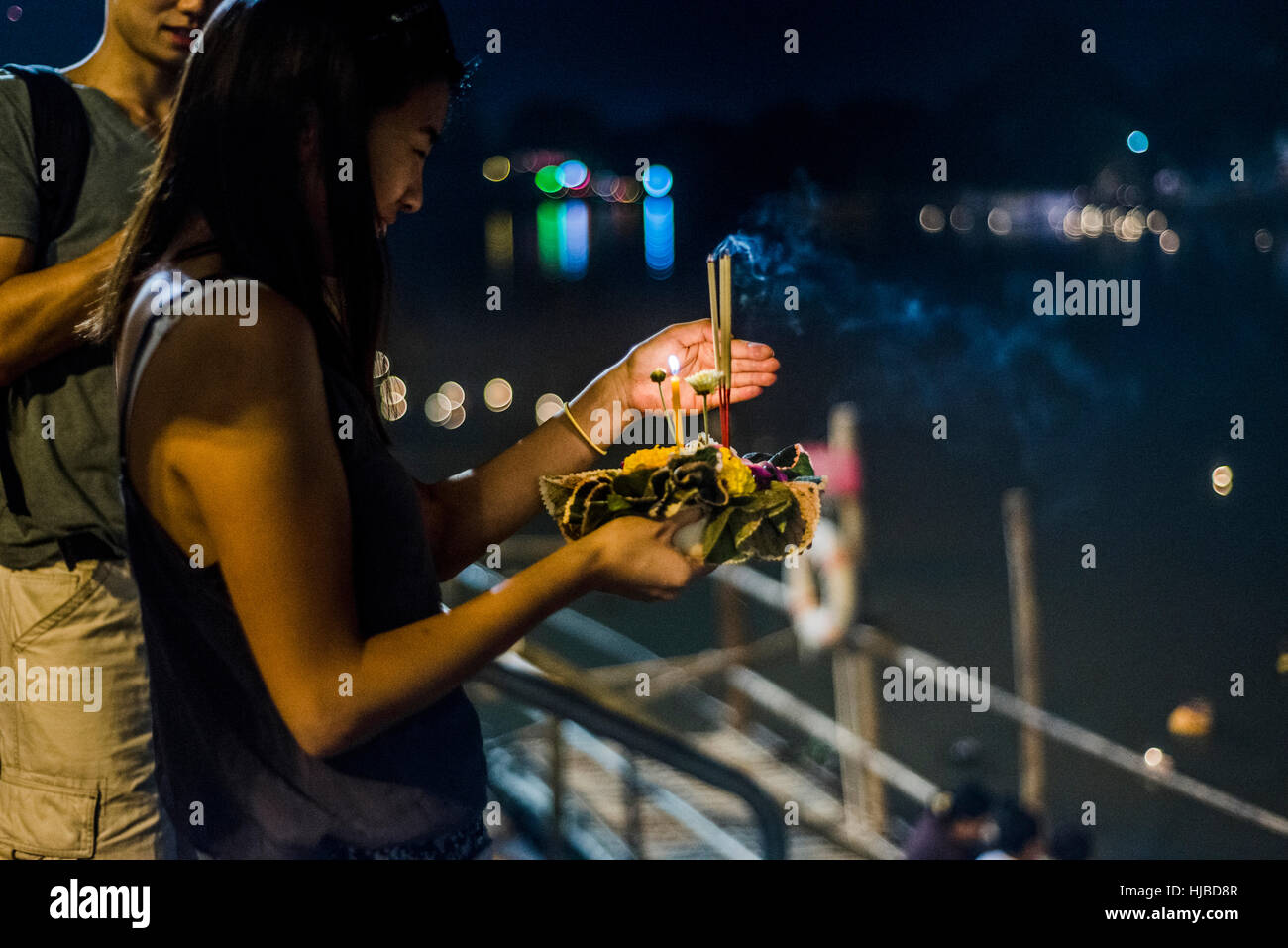 Jeune femme de Loy Krathong Festival Lanterne lanterne flottante, libérant en bas de la rivière Ping, Chiang Mai, Thaïlande Banque D'Images
