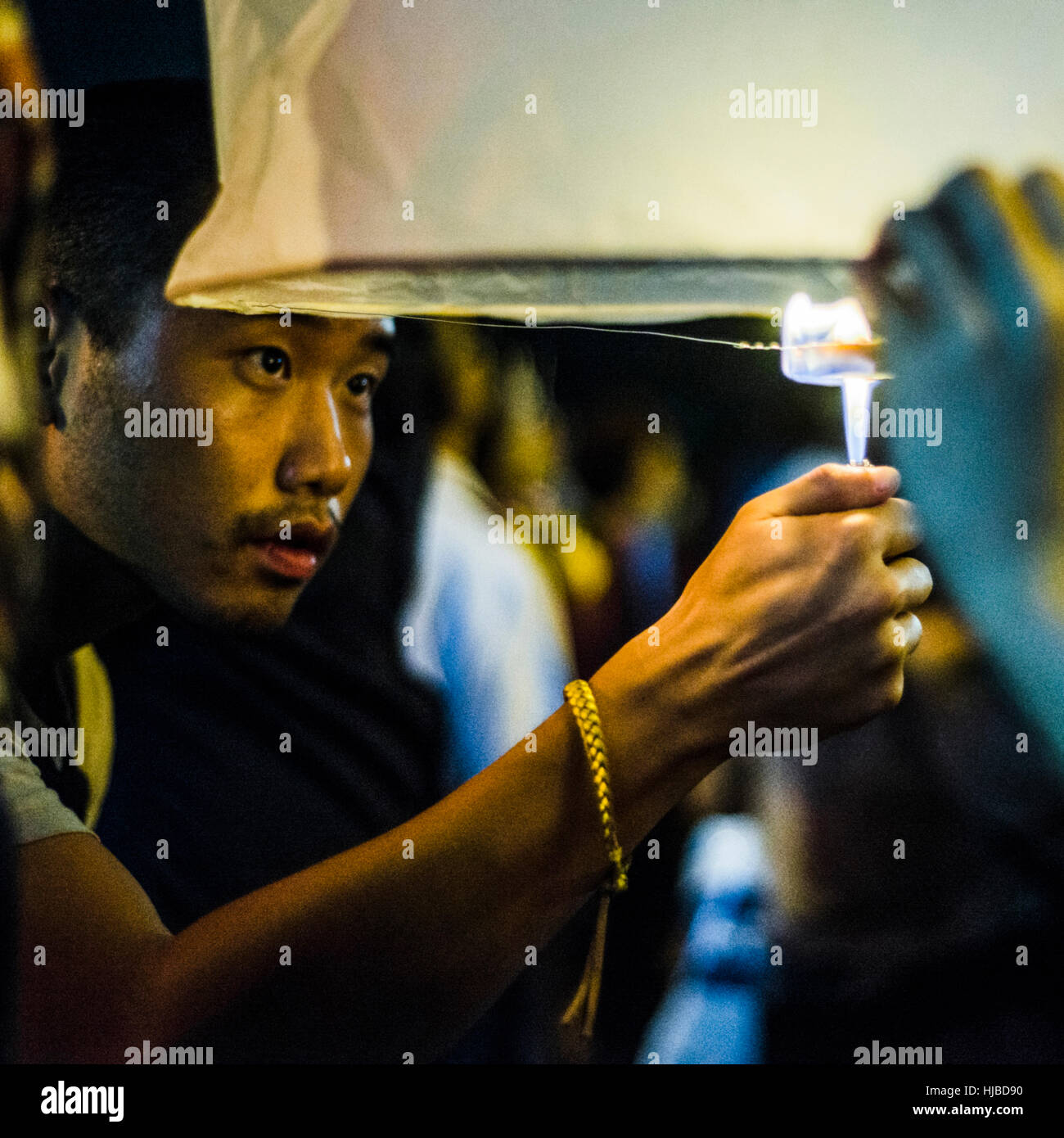 Jeune homme d'éclairage lanterne de papier Papier Loy Krathong Festival à Chiang Mai, Thaïlande Banque D'Images