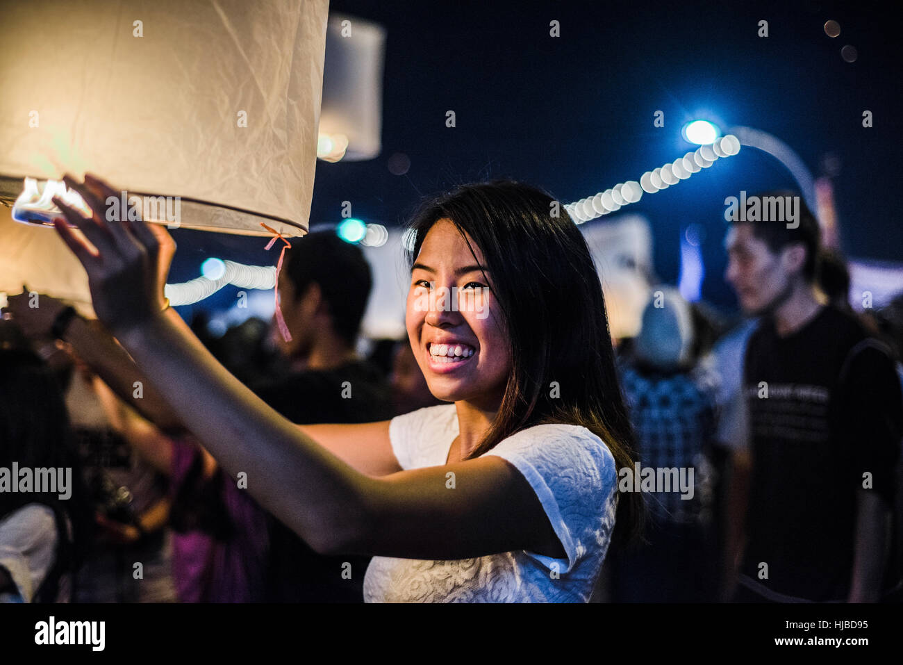 Jeune femme tenant allumée lanterne de papier en attente de libération à papier Loy Krathong Festival à Chiang Mai, Thaïlande Banque D'Images