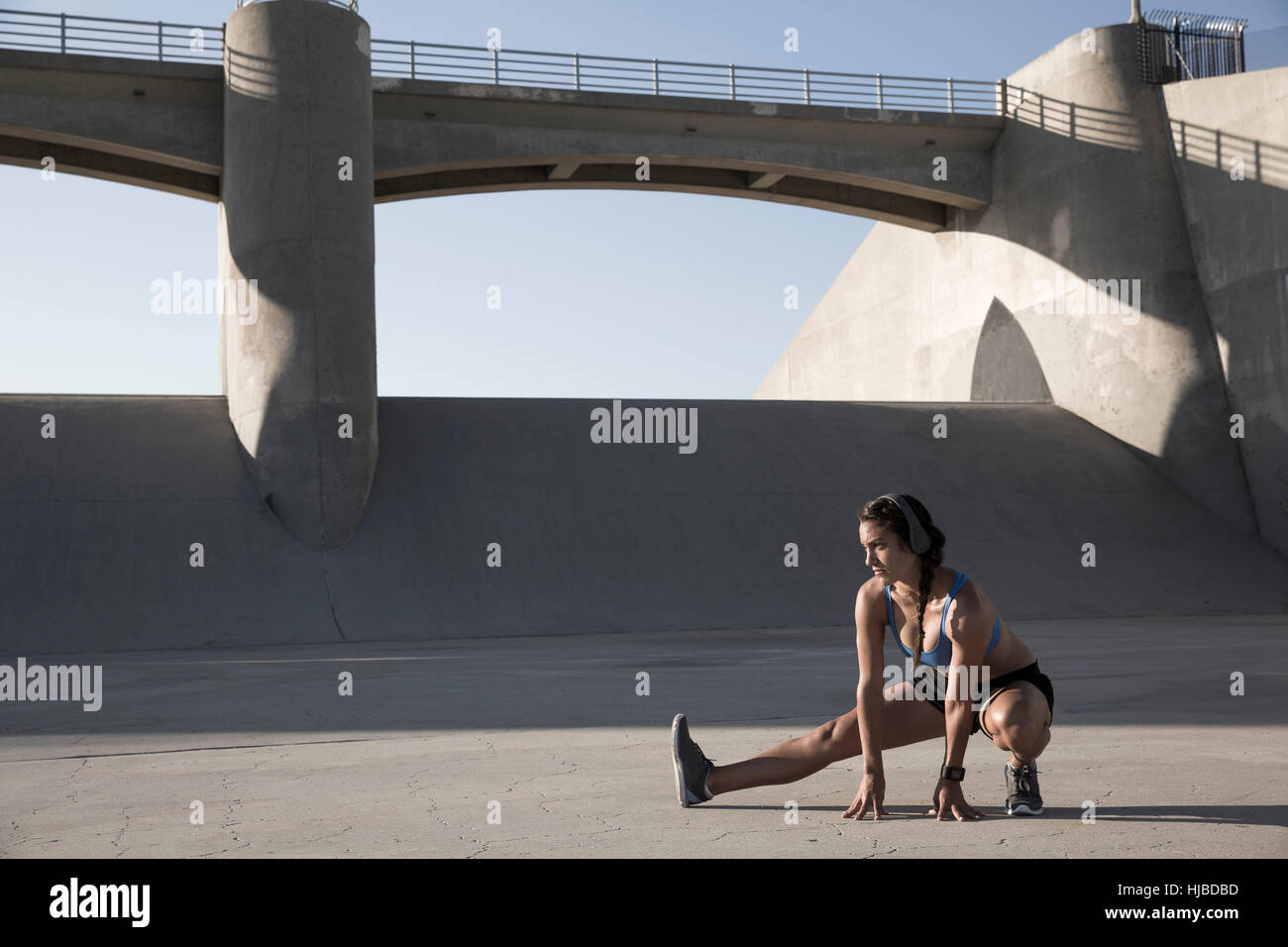 Athlète féminin avec casque, stretching, Van Nuys, Californie, USA Banque D'Images