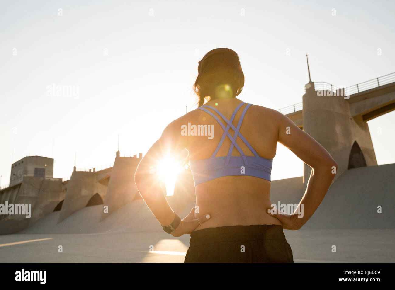 Athlète féminin au coucher du soleil, Van Nuys, Californie, USA Banque D'Images