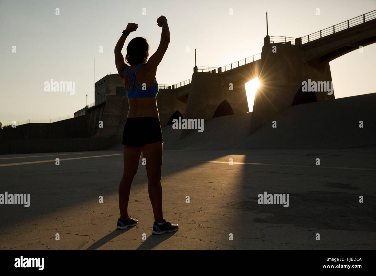 S'étendant de l'athlète féminine au coucher du soleil, Van Nuys, Californie, USA Banque D'Images