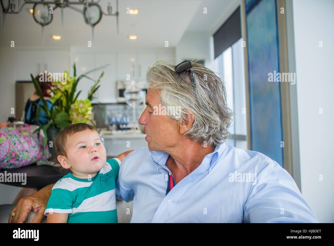 Grand-père bavardant avec petit-fils d'armes Banque D'Images