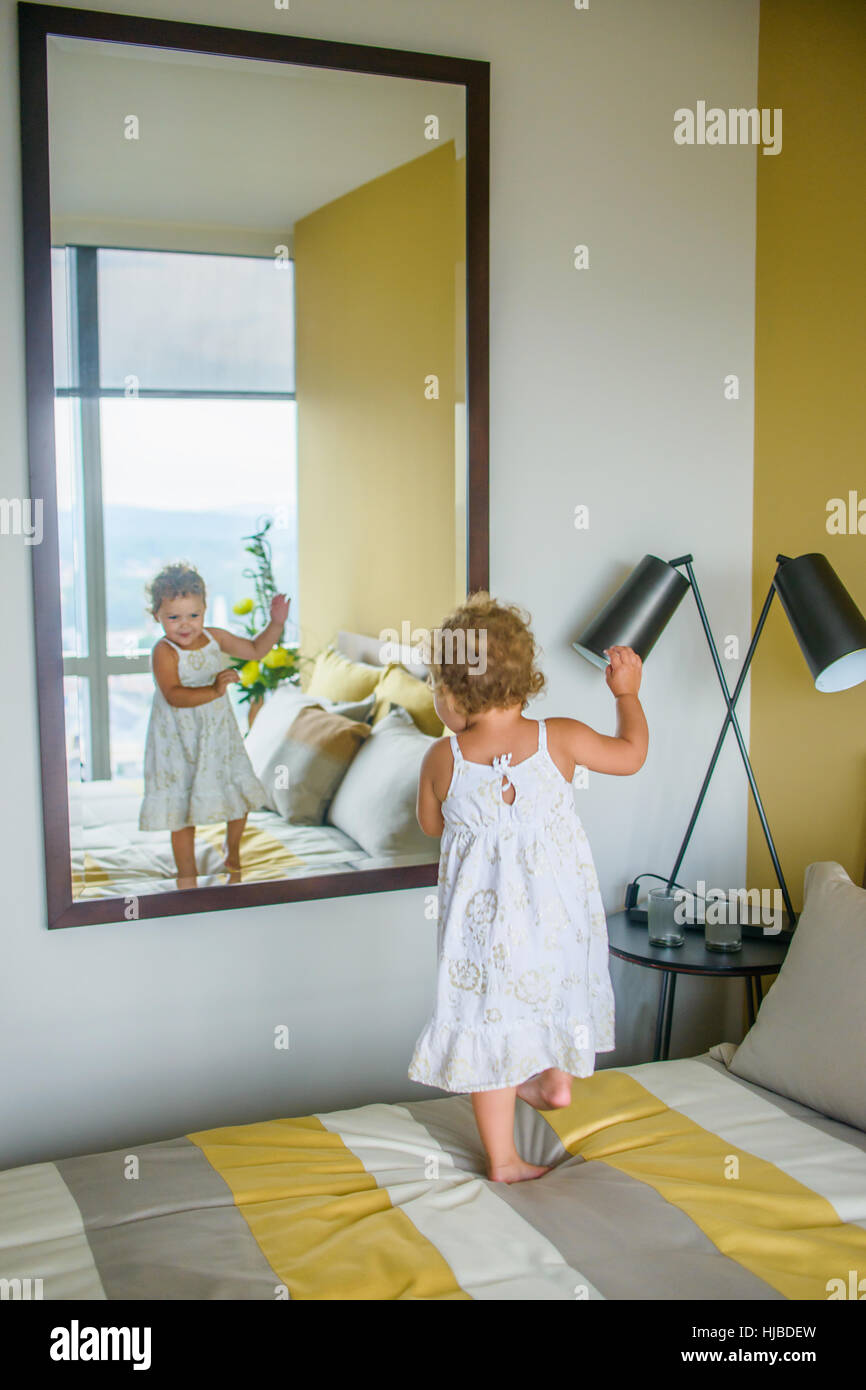 Girl Dancing in front of mirror dans la chambre Banque D'Images