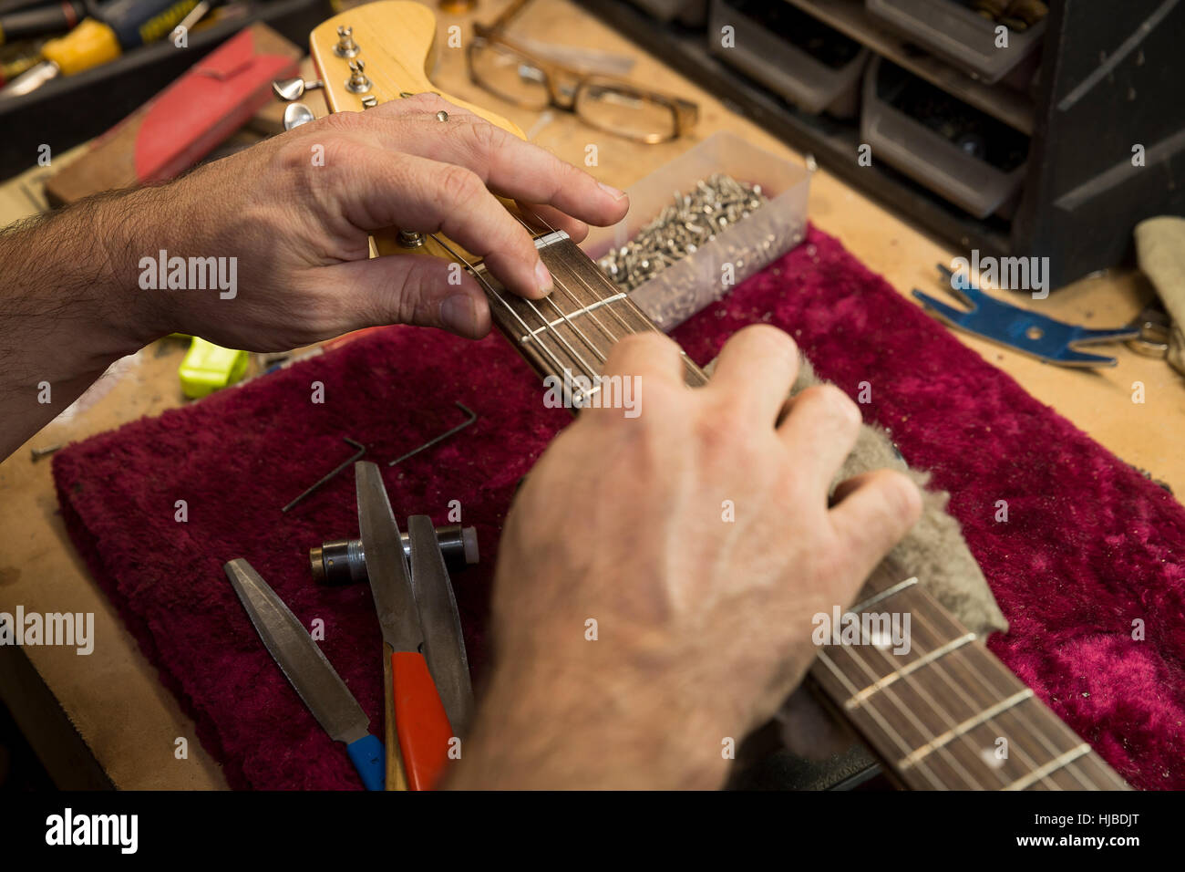 Portrait des mains du luthier guitare de fabrication Banque D'Images