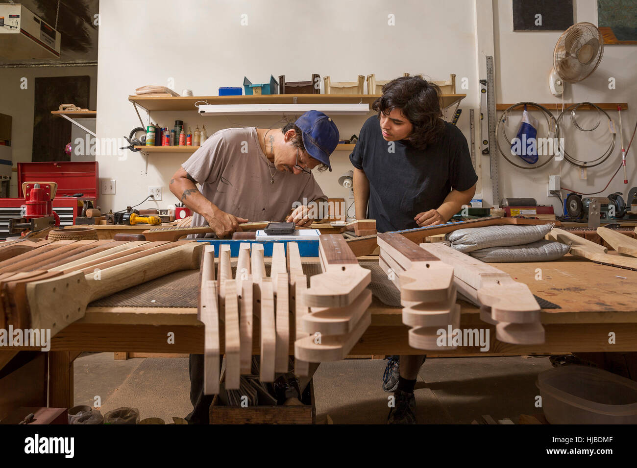 Fabricants de guitare dans la vérification de la qualité de l'atelier guitare cou Banque D'Images