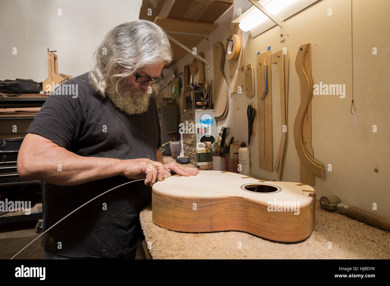Luthier guitare de fabrication en atelier Photo Stock - Alamy