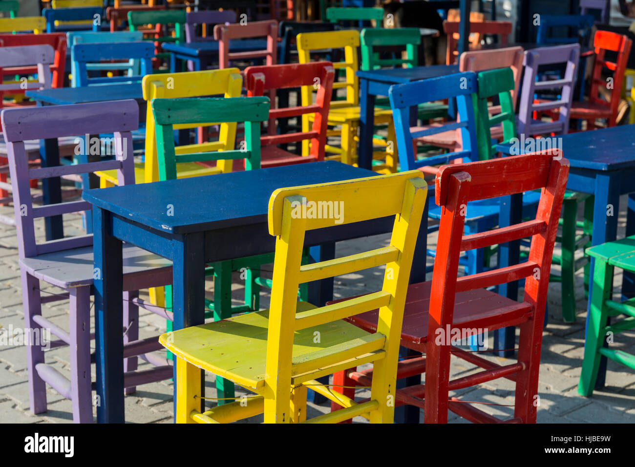 Des chaises en bois de couleur à Kas, Antalya, Turquie Banque D'Images