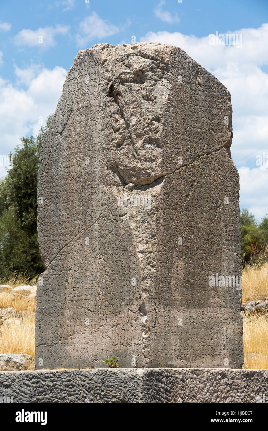 Pilier inscrit dans Xanthos ville ancienne, Antalya, Turquie Banque D'Images