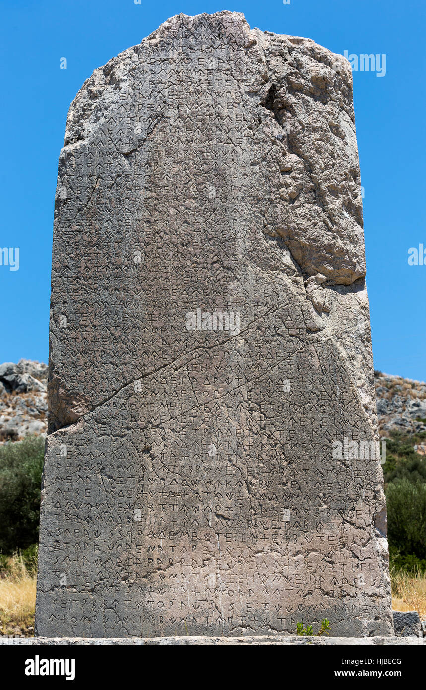Pilier inscrit dans Xanthos ville ancienne, Antalya, Turquie Banque D'Images