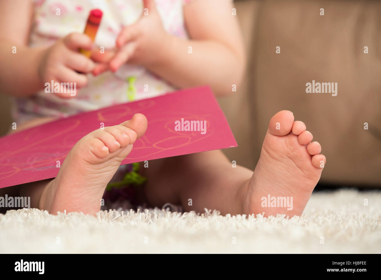 Dessin De Bebe Avec L Accent Sur Les Pieds Du Bebe Photo Stock Alamy