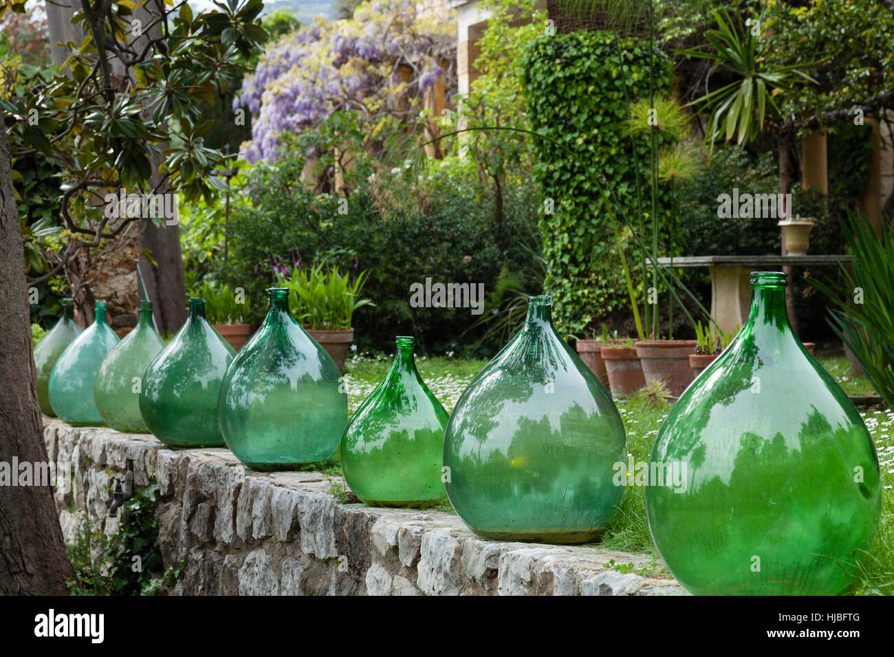 France, Alpes-Maritimes (06), Menton, le Clos du Peyronnet : bombones de verre en décoration. Mention obligatoire du nom du jardin et d'utilisation appuyez sur Banque D'Images