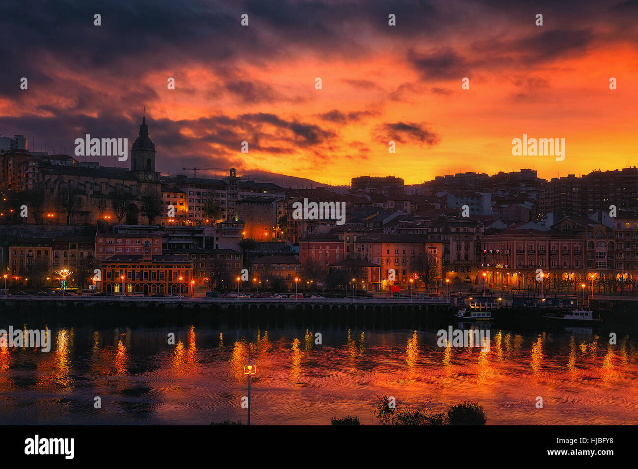 Soirée à Portugalete avec vue sur la rivière Nervion Banque D'Images