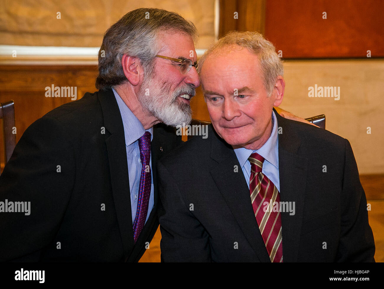 Du Sinn Fein Gerry Adam et l'ancien vice-premier ministre Martin McGuiness parler à Stormont Bâtiments, lors de la nomination de Michelle O'Neill qui deviendra le leader du Sinn Fein Stormont. Banque D'Images