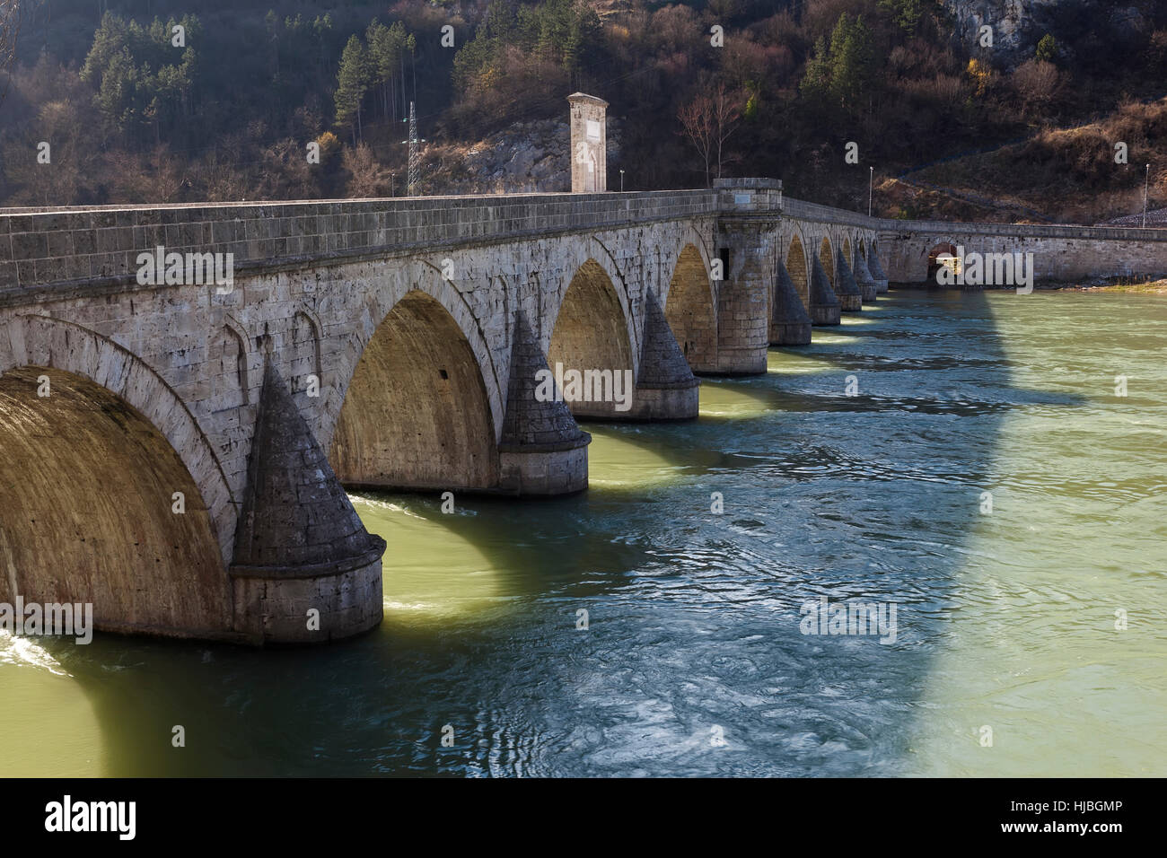 Vieux pont datant de la période de l'Empire Ottoman sur la Drina en Bosnie et Herzégovine Banque D'Images