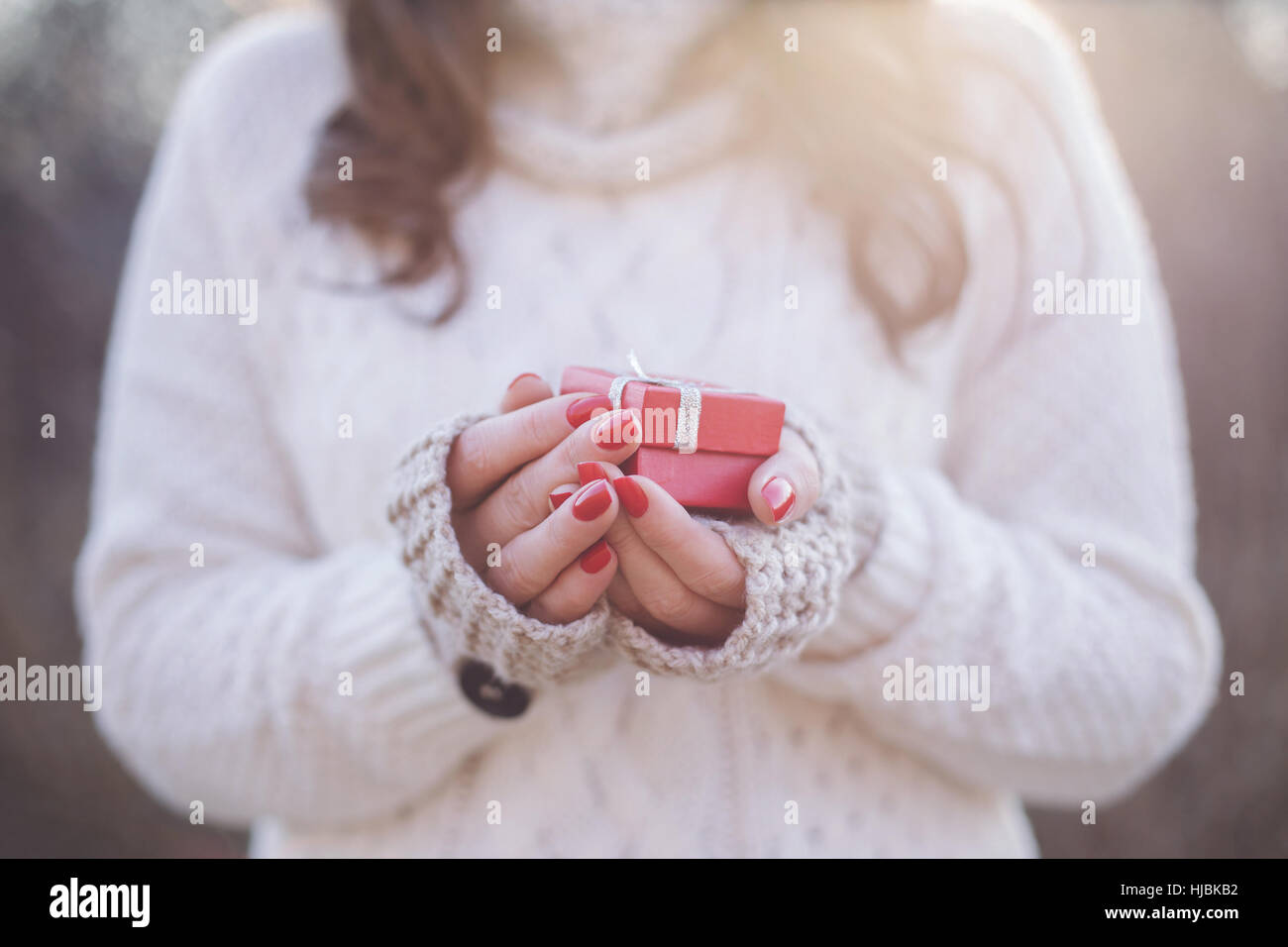 Jeune femme tenant une saint-valentin cadeau dans ses mains Banque D'Images