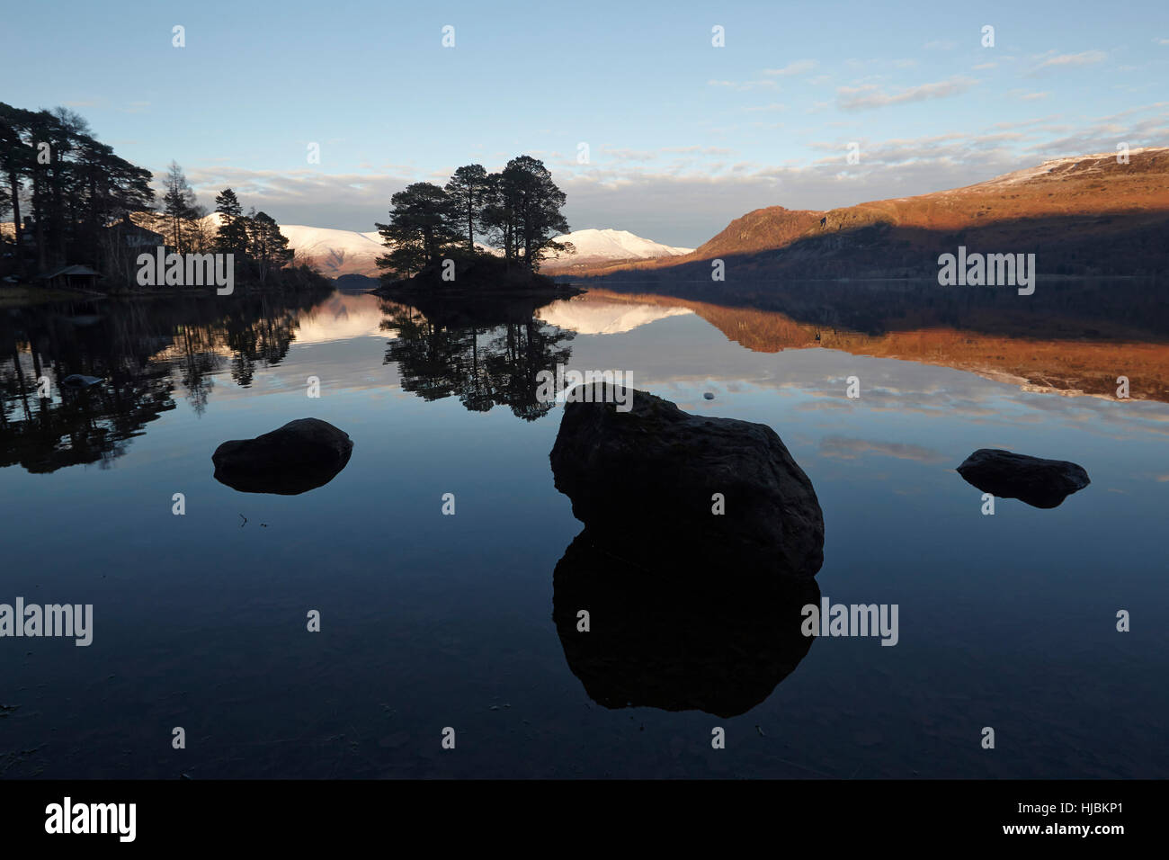 La lumière de soleil du soir les captures les pentes du Skiddaw et Blencathra traduit par Derwent Water Lake District, Cumbria Banque D'Images