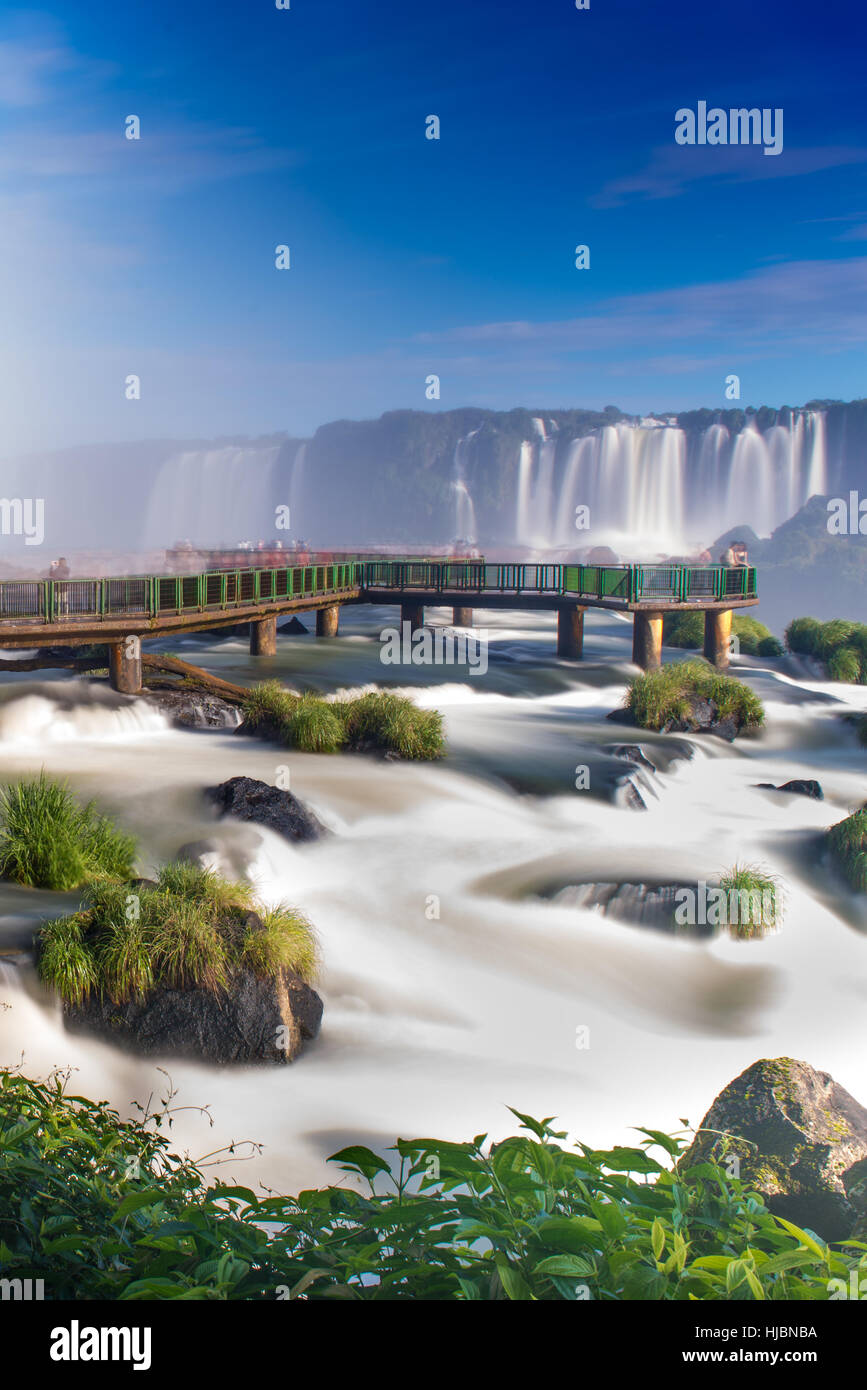 Foz do Iguaçu, Brésil - juillet 9, 2016 : vision du monde célèbre Cataratas Iguazu Falls avec des pierres au Brésil Banque D'Images