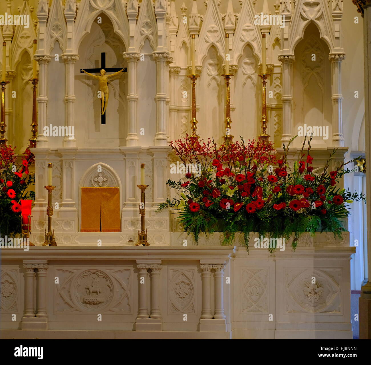 Autel de l'église décorée pour Noël service Banque D'Images