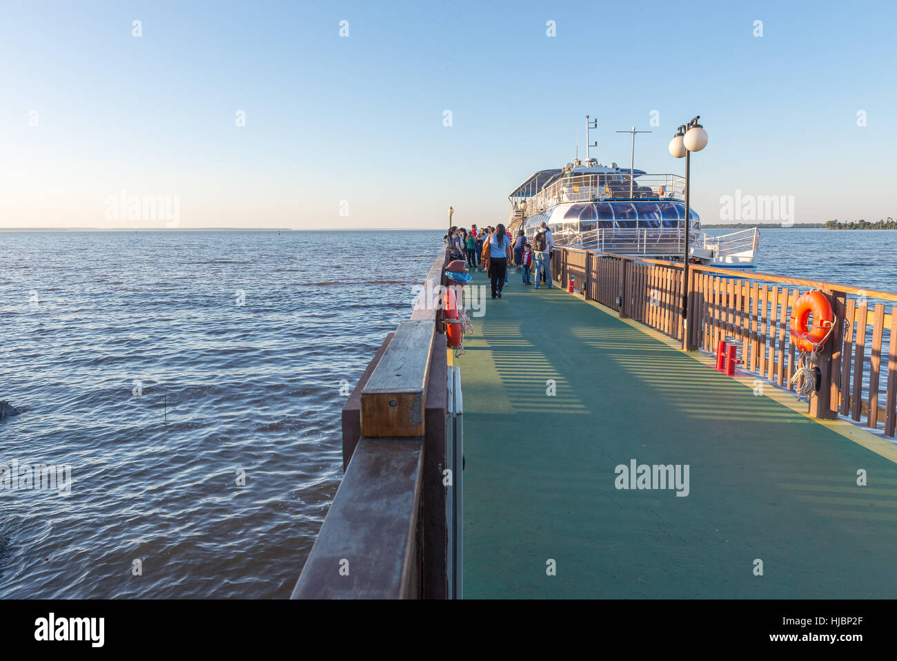 Foz do Iguaçu, Brésil - Juillet 10, 2016 : l'abordage de navires de tourisme et être prêt pour un tour sur la rivière Parana à Itaipu dam park au brazi Banque D'Images