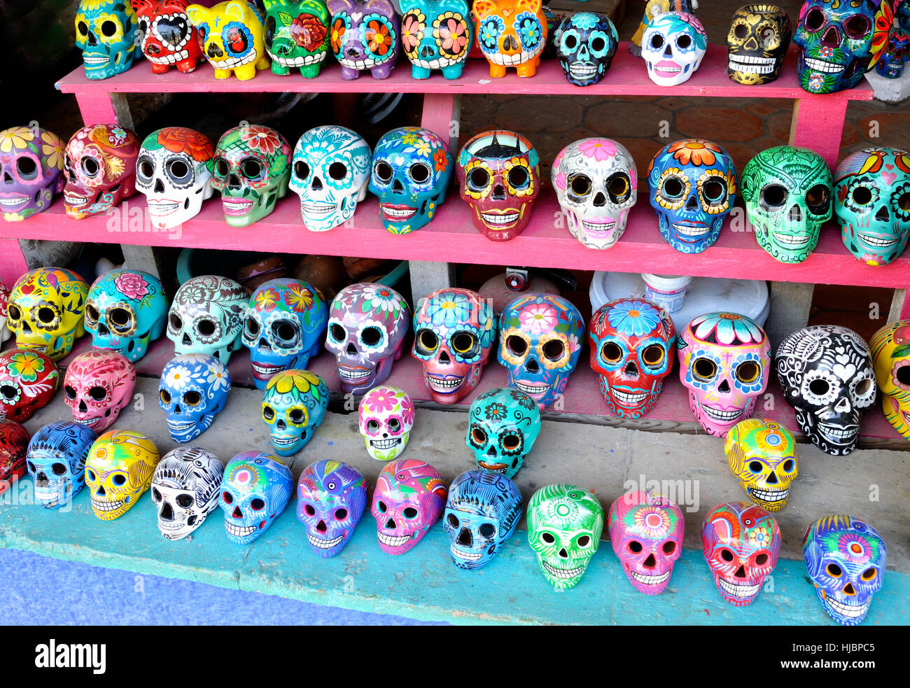 Les crânes peints dans une vitrine, Sayulita, Mexique. Banque D'Images