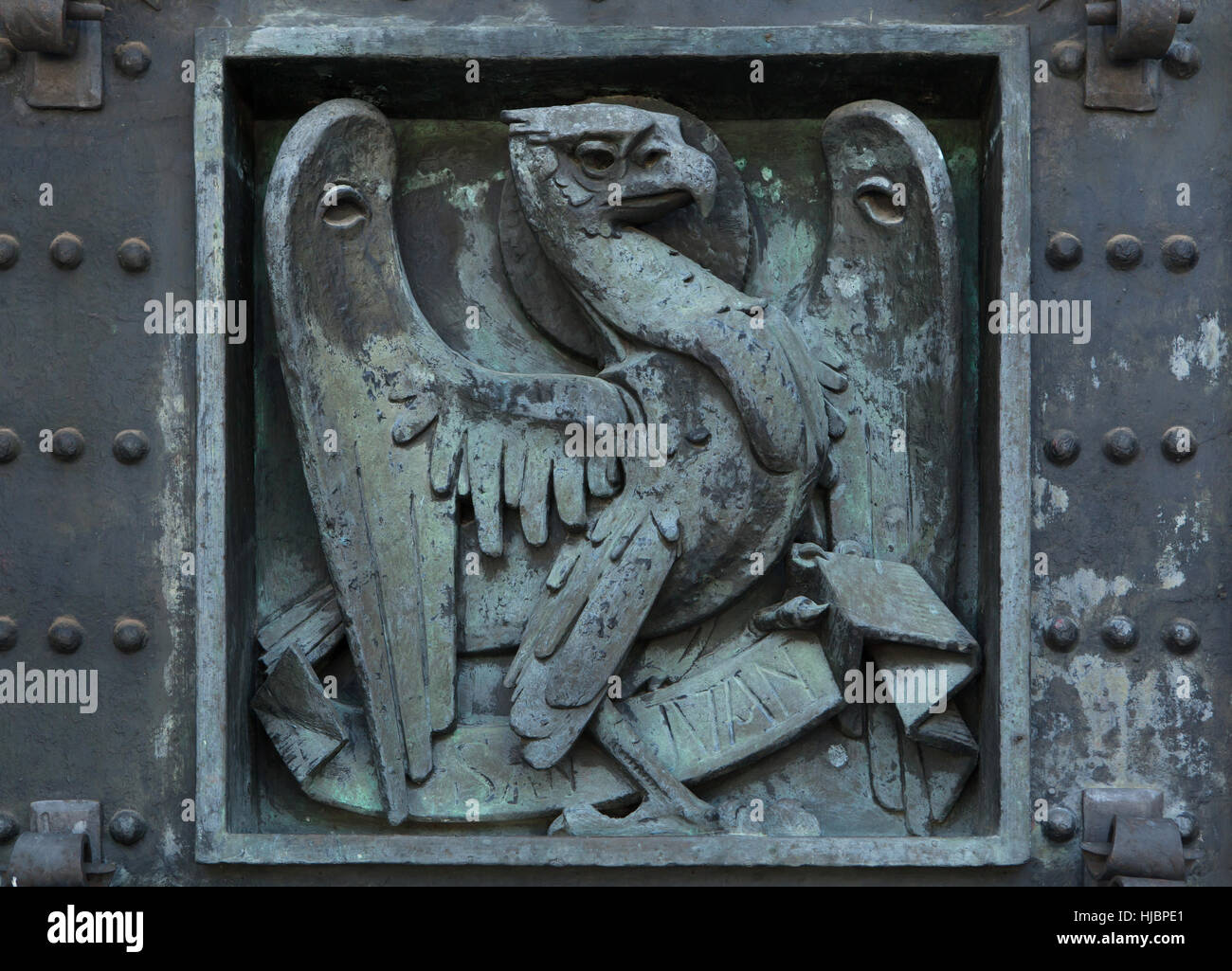 Aigle de Saint John. Détail de la porte de bronze de la Basilique de la Santa Cruz (Basilique de la Sainte Croix) dans le Valle de los Caidos (vallée de l'armée déchue) près de Madrid, Espagne. Banque D'Images