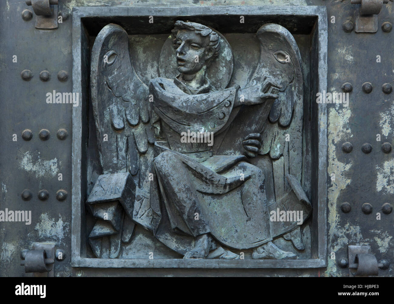 L'homme ailé de Saint Matthieu. Détail de la porte de bronze de la Basilique de la Santa Cruz (Basilique de la Sainte Croix) dans le Valle de los Caidos (vallée de l'armée déchue) près de Madrid, Espagne. Banque D'Images