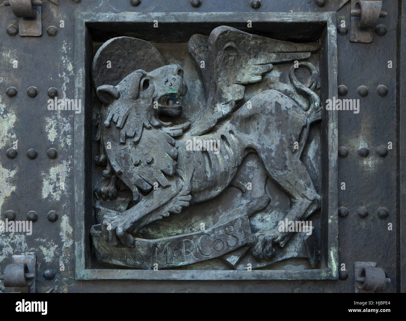 Lion ailé de Saint Marc. Détail de la porte de bronze de la Basilique de la Santa Cruz (Basilique de la Sainte Croix) dans le Valle de los Caidos (vallée de l'armée déchue) près de Madrid, Espagne. Banque D'Images