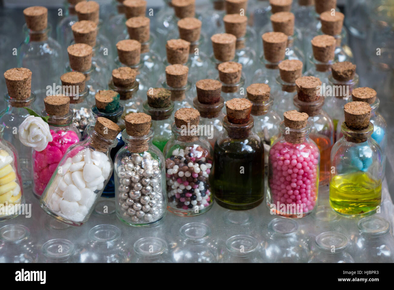 Ensemble de petites bouteilles vide transparent rempli de perles Banque D'Images