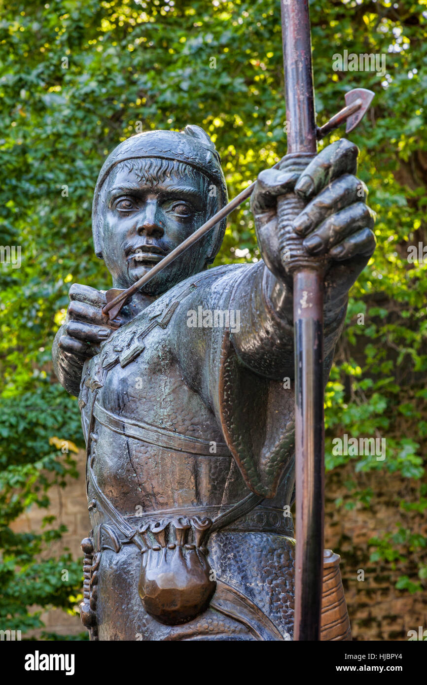 Statue de Robin Hood par James Woodford, près de château de Nottingham, Angleterre, RU Banque D'Images