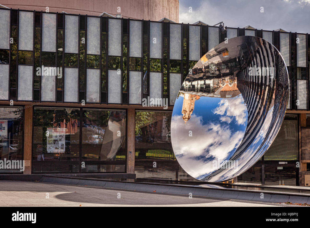 Sky Mirror par Anish Kapoor, Notttingham Playhouse, Wellington Circus, Nottingham, England, UK Banque D'Images