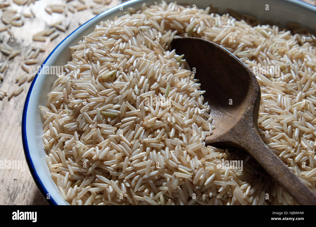 Brown riz basmati indien dans un bol en métal blanc Banque D'Images