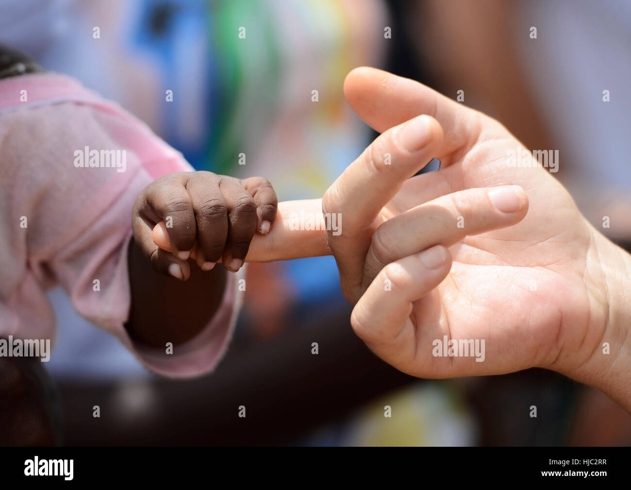 Bebe Noir Et Blanc Femme Detient Les Mains Avec Un Petit Bebe Fille Africaine Indigene A Bamako Mali Symbole De La Paix Sur Terre Un Beau Coup Avec Beaucoup De P Photo