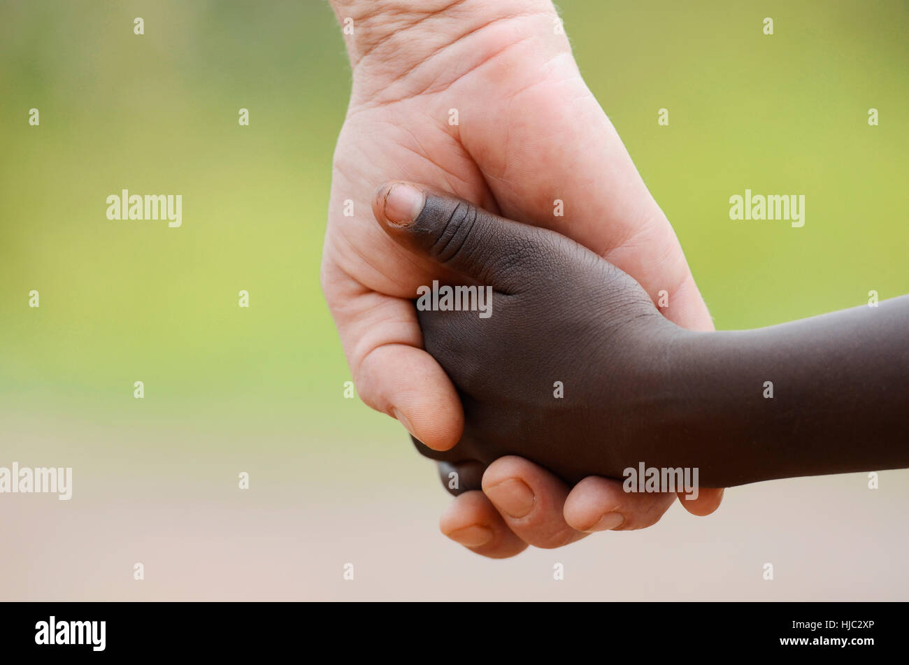 Beau Symbole De Paix Blanc Femme Enfant Noir Se Tenant La Main Symbole De La Paix En Afrique Blanc Femme Detient Les Mains Avec Un Peu De L Afrique De L Indigene Fille