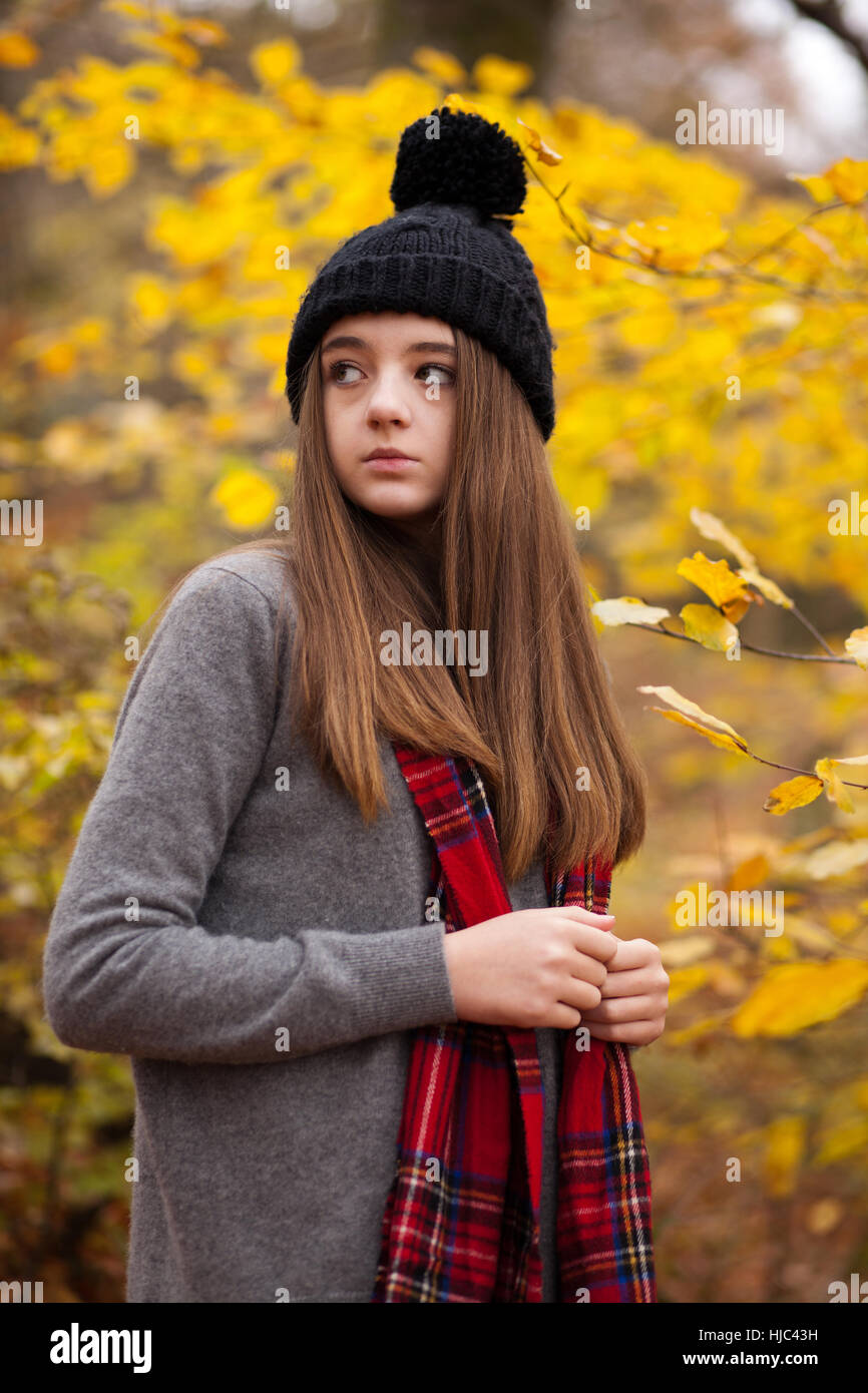 Pretty young girl wearing woolen hat avec couleurs automnales en arrière-plan Banque D'Images