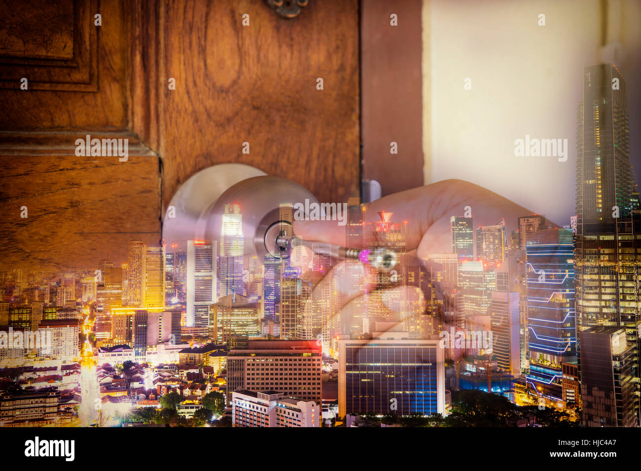 Double exposition d'llocksmith Utilisez un tournevis ouvrir la vieille porte en bois sur le bouton d'argent et d'ciscape - peut utiliser pour afficher ou un montage sur produit Banque D'Images