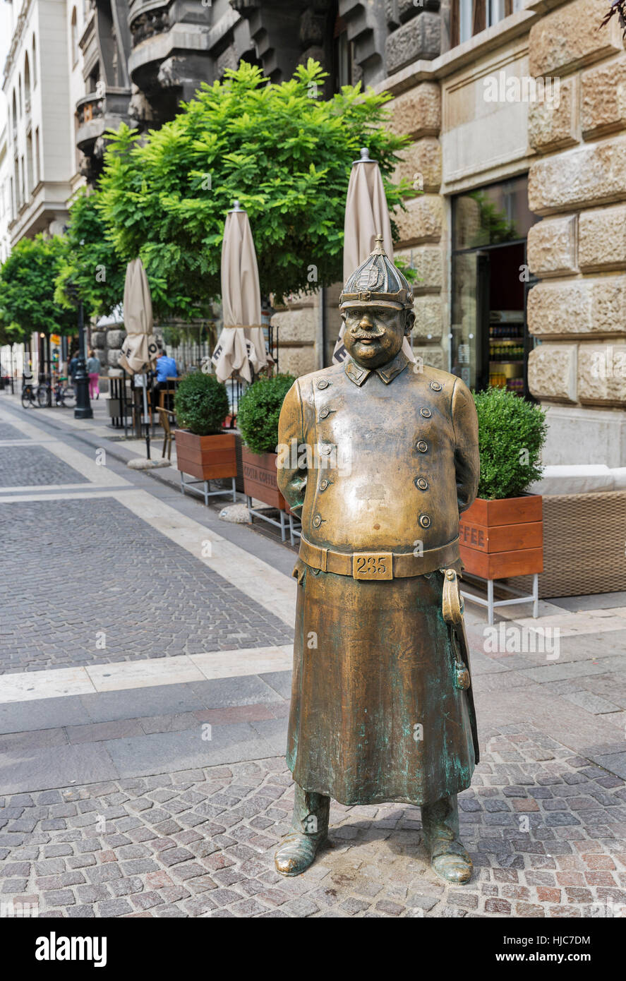 BUDAPEST, HONGRIE - 24 septembre 2015 : une statue d'un policier situé le long de la rue Zrinyi. Le policier a été construite dans les années 1900. Banque D'Images