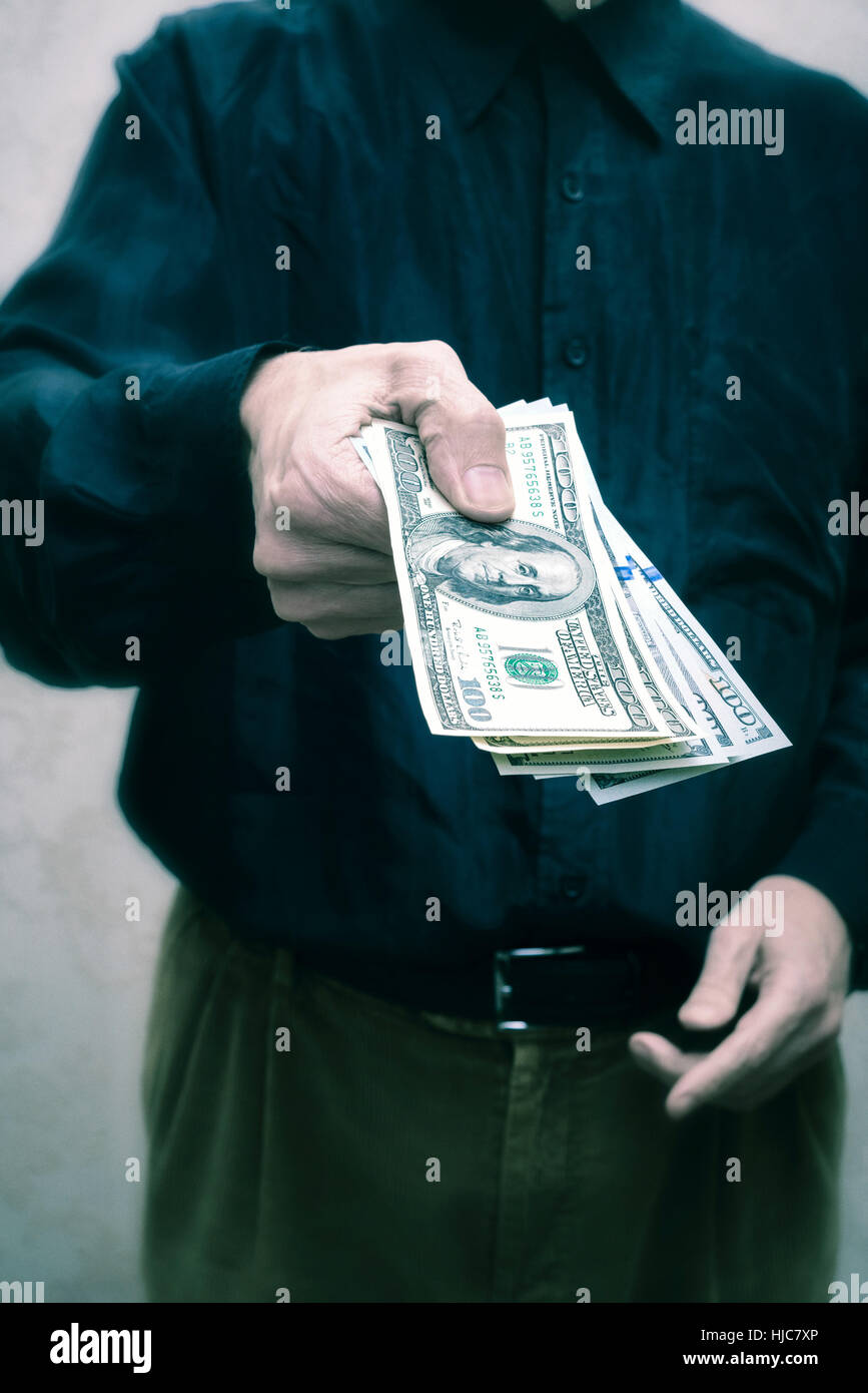 Homme d'affaires corrompu, ou politicien, offrant un pot-de-billets Dollar Banque D'Images