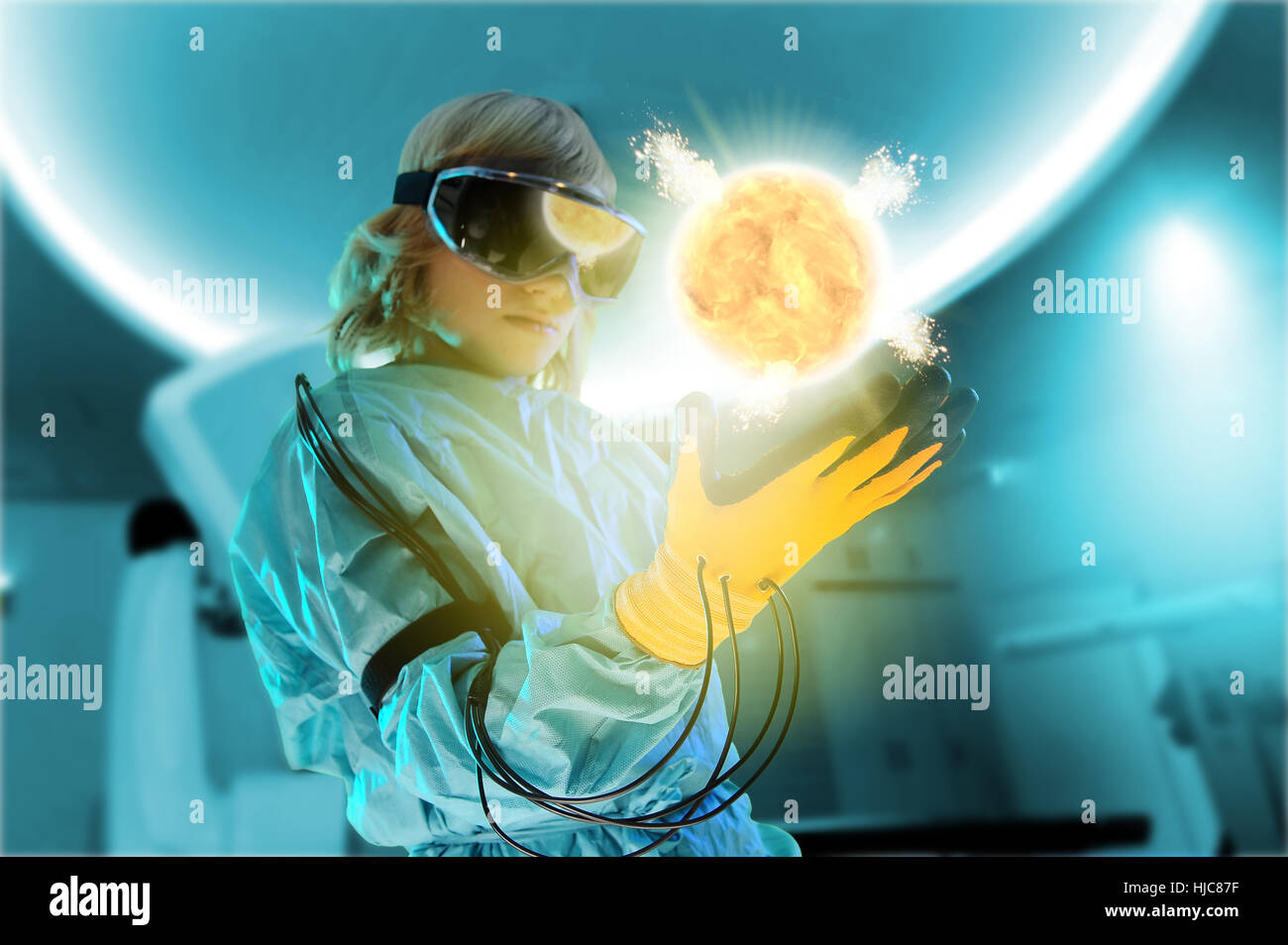 Garçon dans casque de réalité virtuelle interaction avec sun flottante numérique Banque D'Images