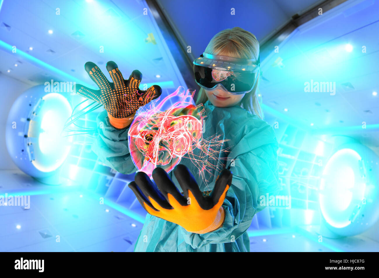 Fille de casque de réalité virtuelle interaction avec coeur humain flottant numérique Banque D'Images