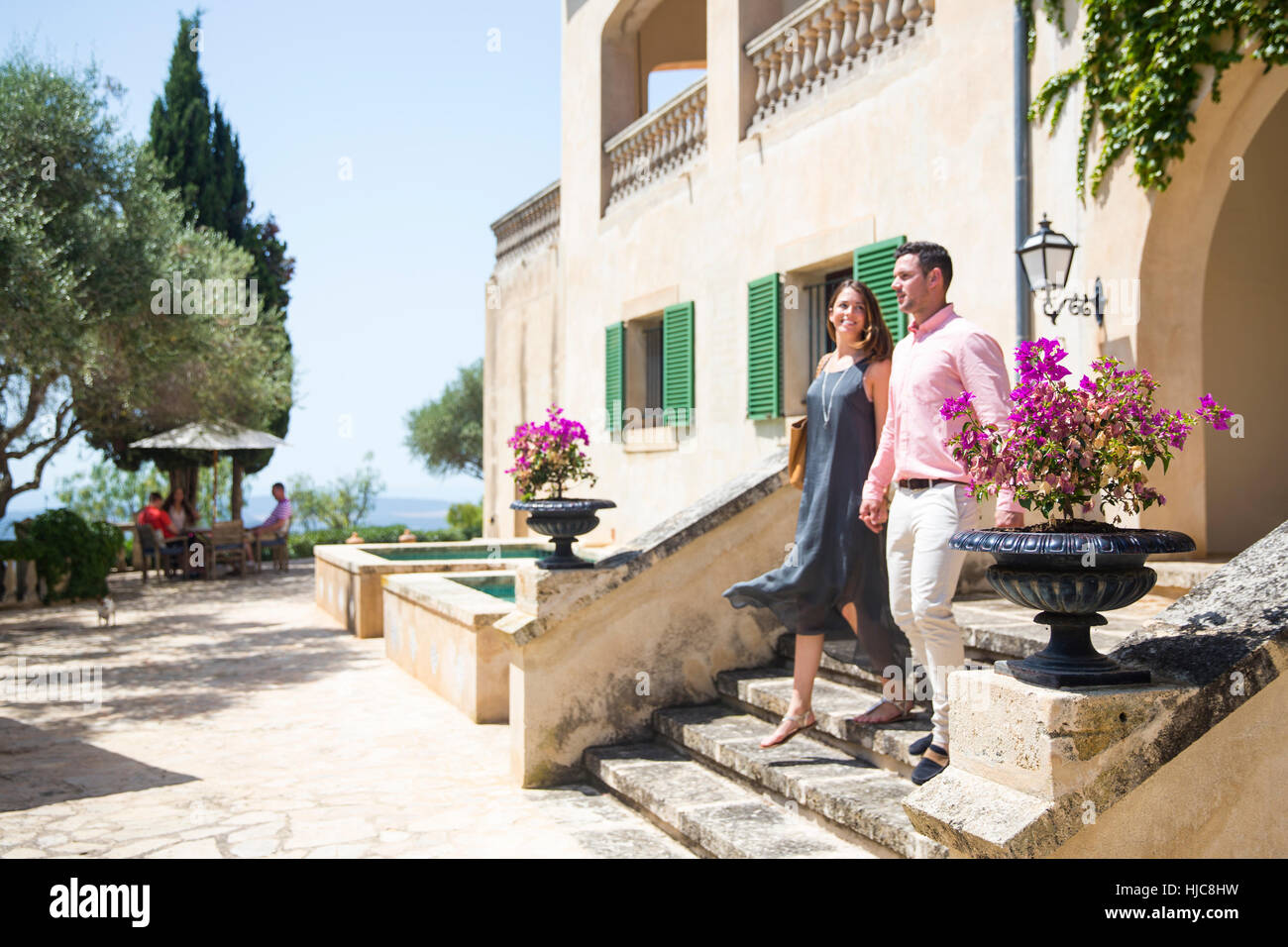 Couple en descente d'escalier de boutique hotel, Majorque, Espagne Banque D'Images