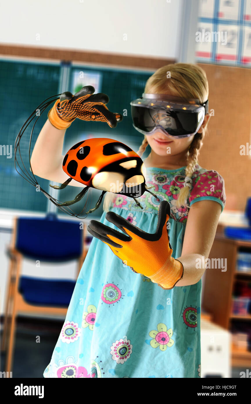 Fille prétendant être enseignant portant des gants et casque de réalité virtuelle pour montrer coccinelle Banque D'Images