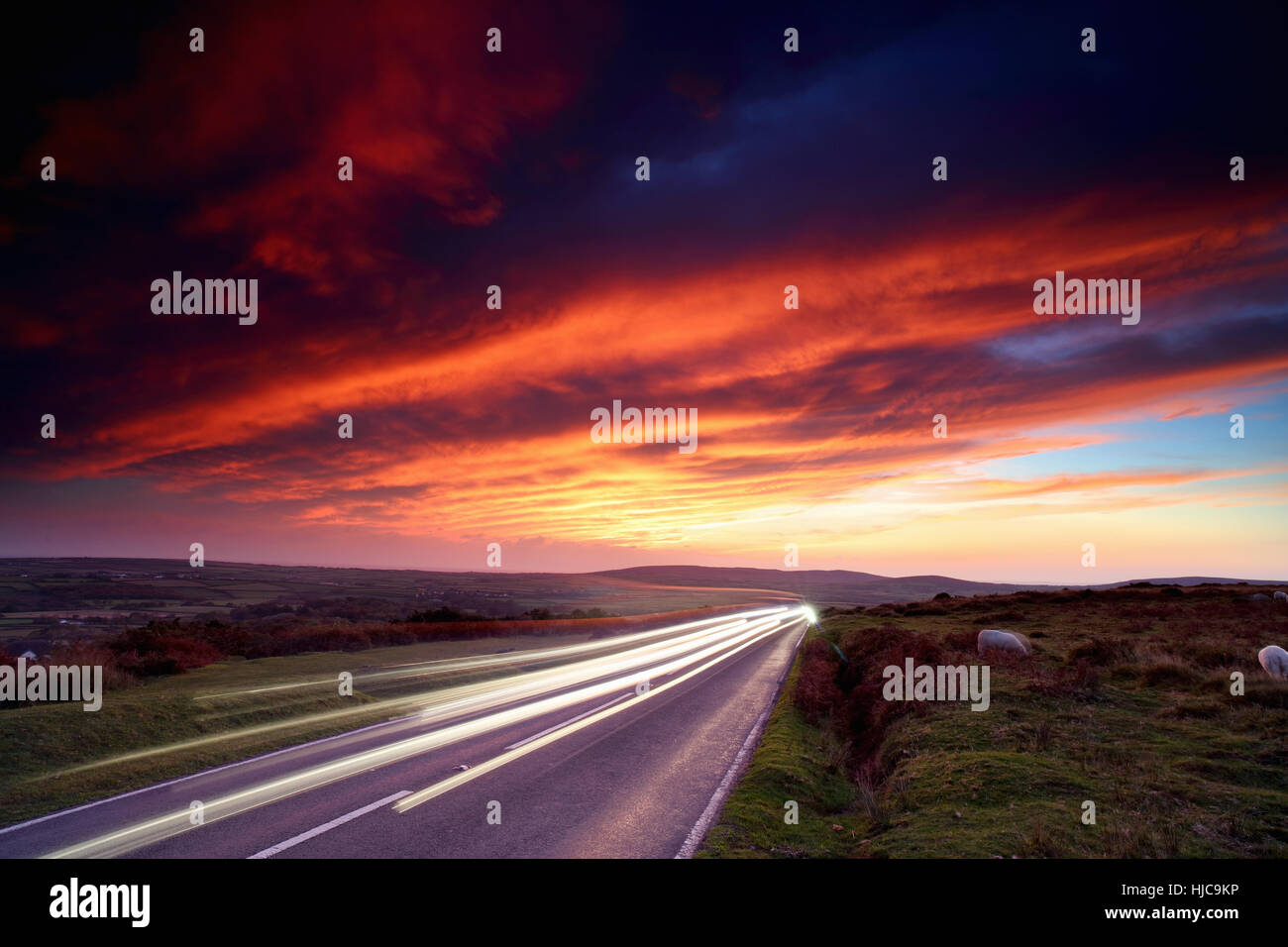 Sentiers de projecteur sur moorland road au coucher du soleil, Reynoldston, Gower, au Pays de Galles Banque D'Images