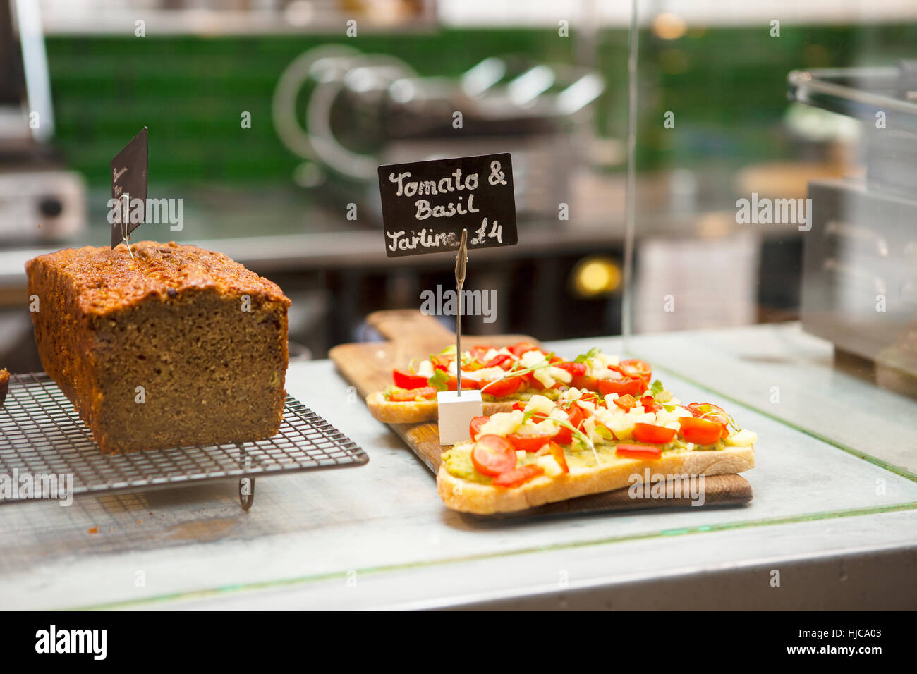 Cafe display cabinet avec des gâteaux et des sandwichs ouverts Banque D'Images