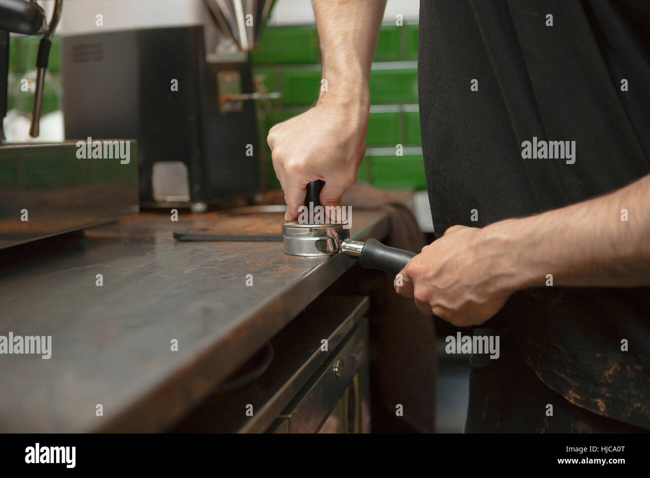 Les mains de mâle barista machine à café de la préparation de café Banque D'Images